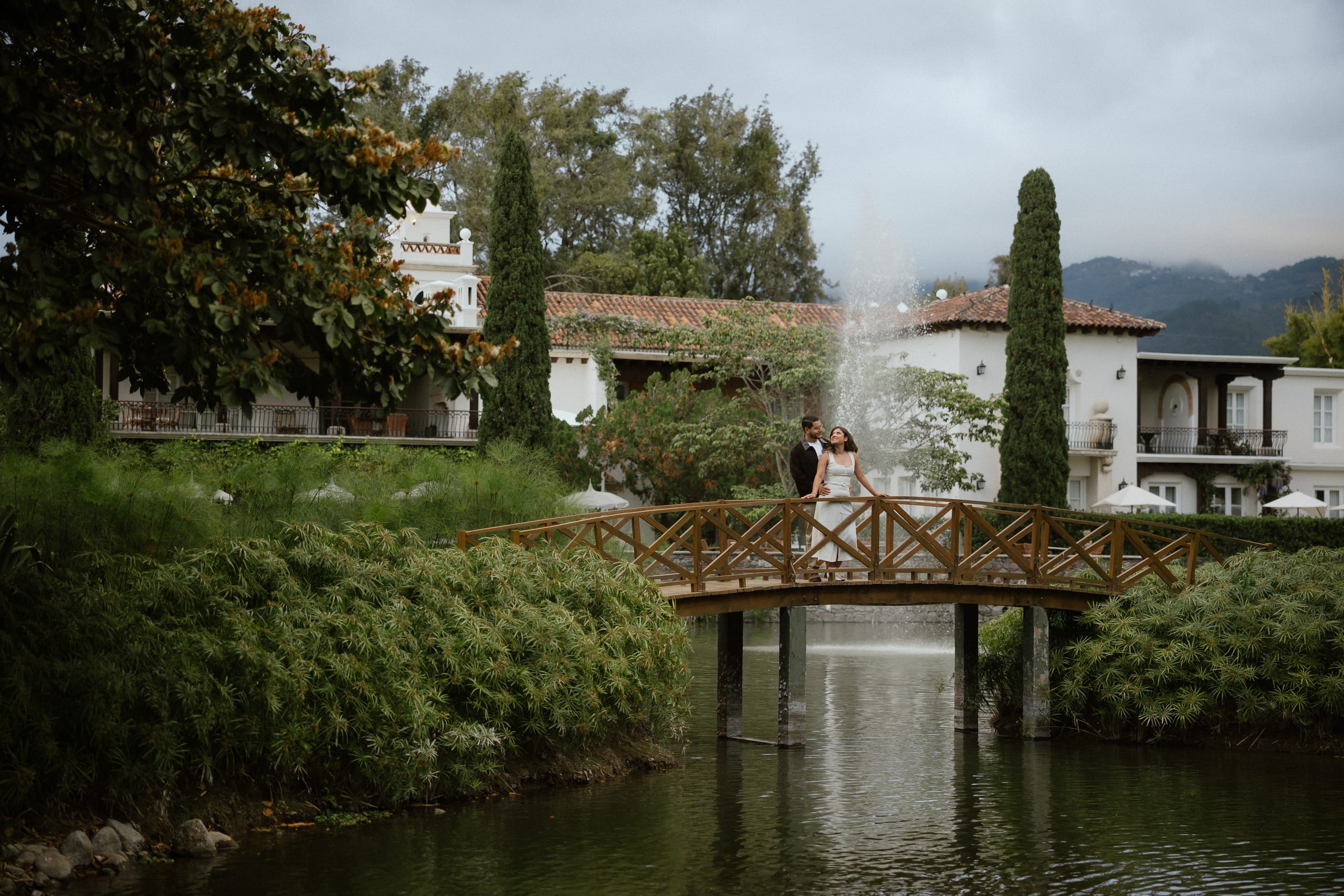 Herberth y Dulce sobre el puente en Hacienda Nueva